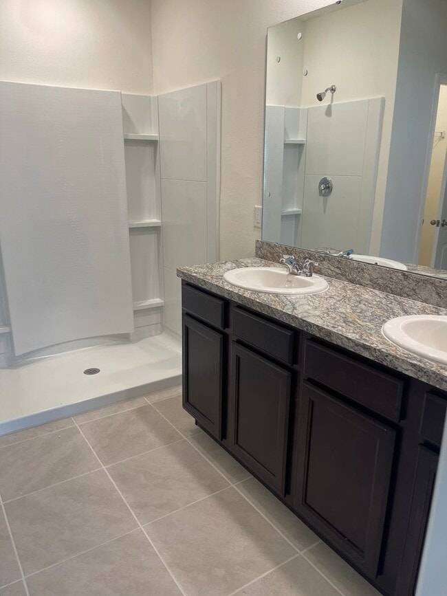 Building Photo - Four bedroom two bath in Eagle Lake