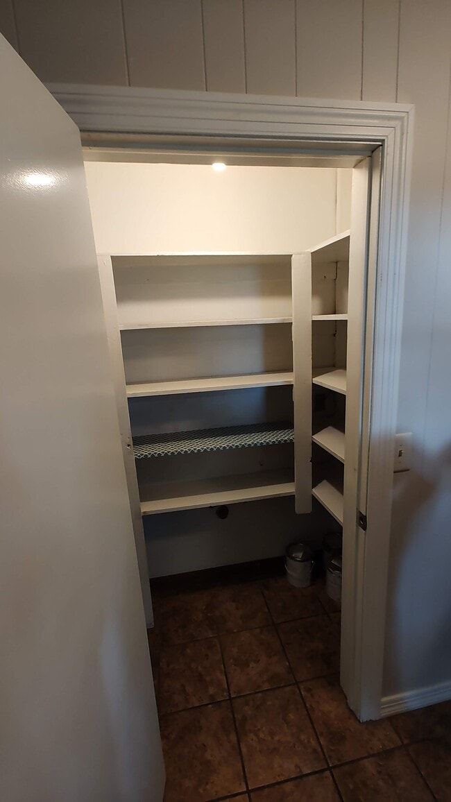 Building Photo - 2025 N 432