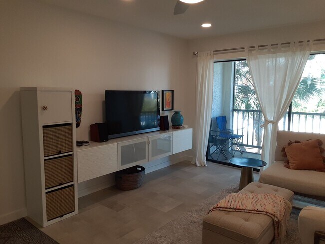 Building Photo - Seasonal-Beautifully renovated top floor 2/2 condo downtown Sarasota.