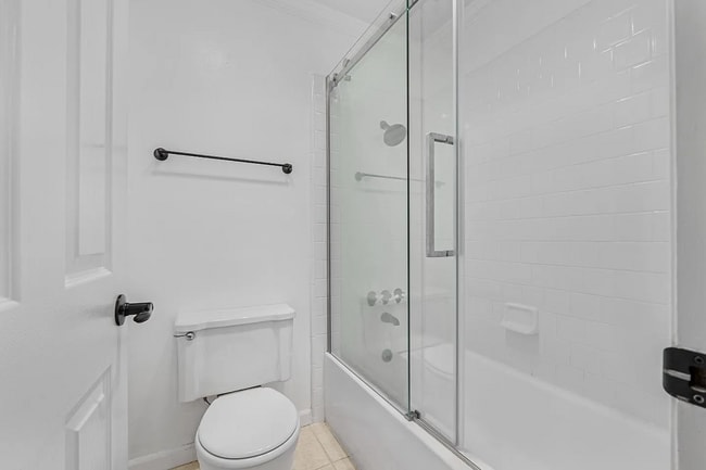 Building Photo - Walking distance to Wood side Plaza, Redwo...