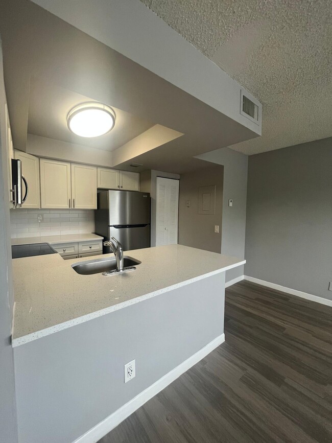 Building Photo - 714 Executive Center Dr