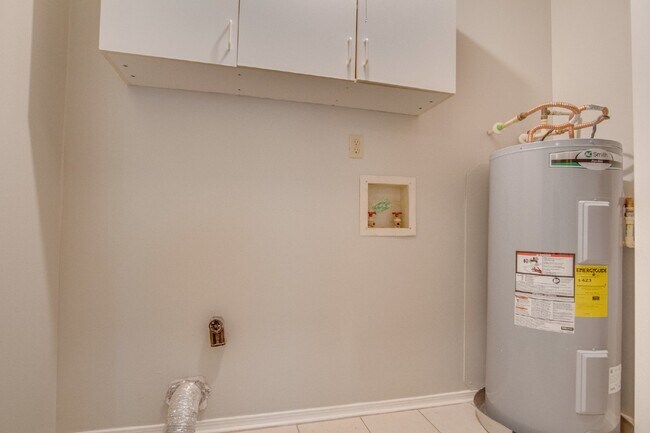 Building Photo - North Pensacola 3BR/2BA Home Near UWF Featuring Vaulted Ceilings & Privacy-Fenced Backyard