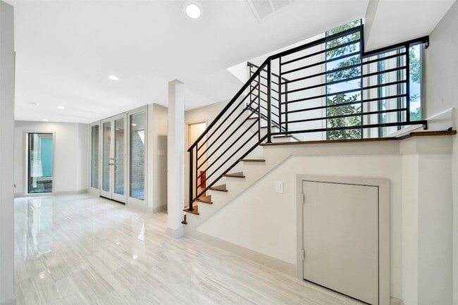 Building Photo - 15607 Memorial Dr