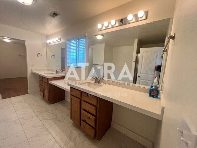 Building Photo - 258 Kestrel Dr