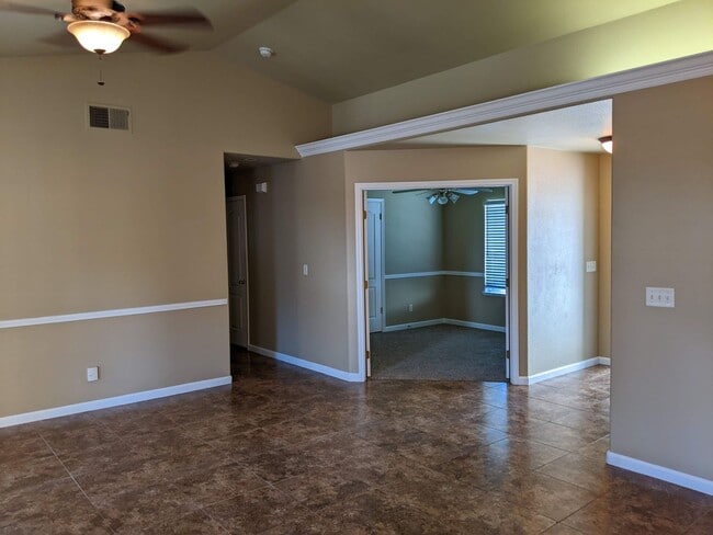 Building Photo - Wonderful home close to Clovis North and Copper River offering a large backyard, updated fixtures...