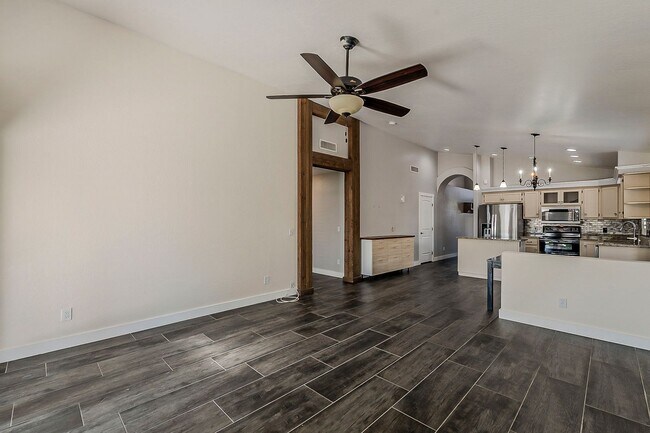 Building Photo - 4 bed, 2 bath home in Peoria
