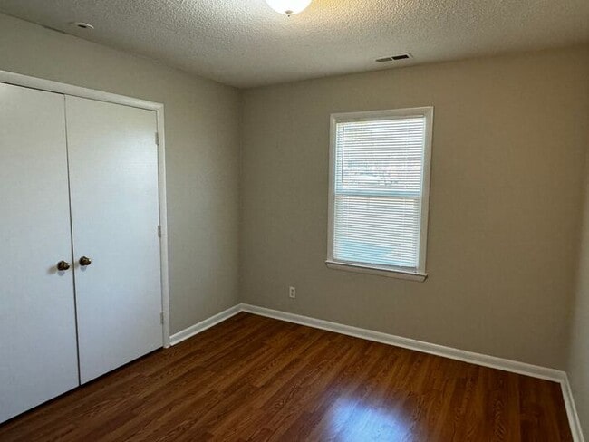 Building Photo - 3 Bedroom 1 Bath in Hope Mills