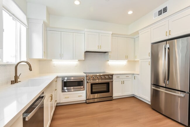 Building Photo - New Luxury Townhome with 2-Car Garage | Minutes to Downtown Redwood City & Tech Campuses