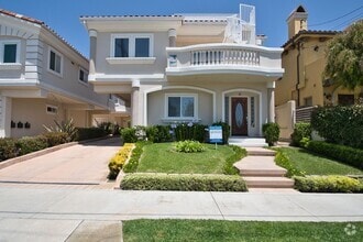 Building Photo - Beautiful Ocean View Townhome with Remodel...
