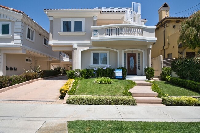 Primary Photo - Ocean View 3 Bedroom Like-New Townhome in ...