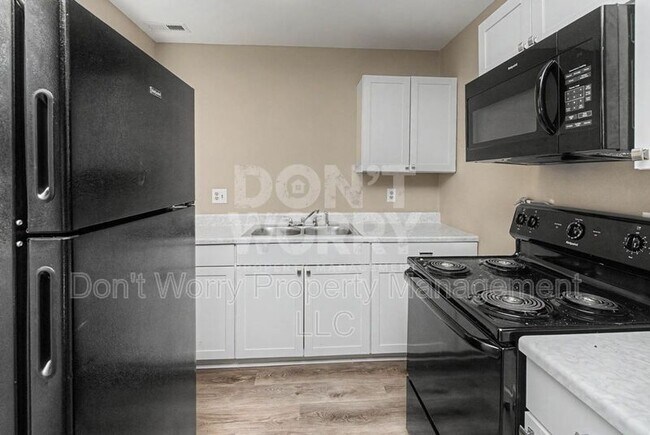 Building Photo - 615 Dumaine St