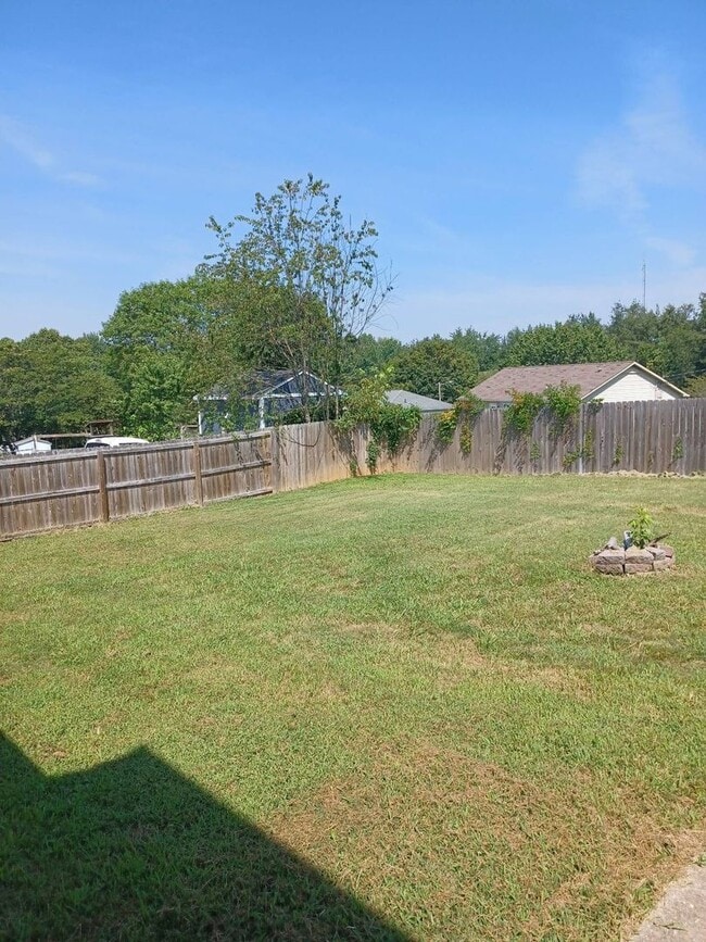 Building Photo - 3 Bedroom 2.5 Bathroom Home!