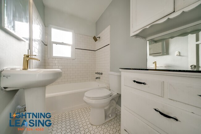 Building Photo - 6415 S Van Ness Ave