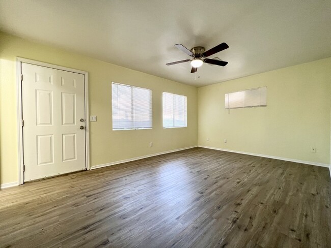 Building Photo - Spacious 1 bedroom 1 bath w/ bonus room an...