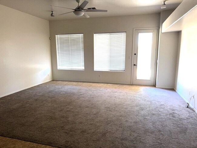 Building Photo - 4 BEDROOM HOME IN LITCHFIELD MANOR WITH 3 ...