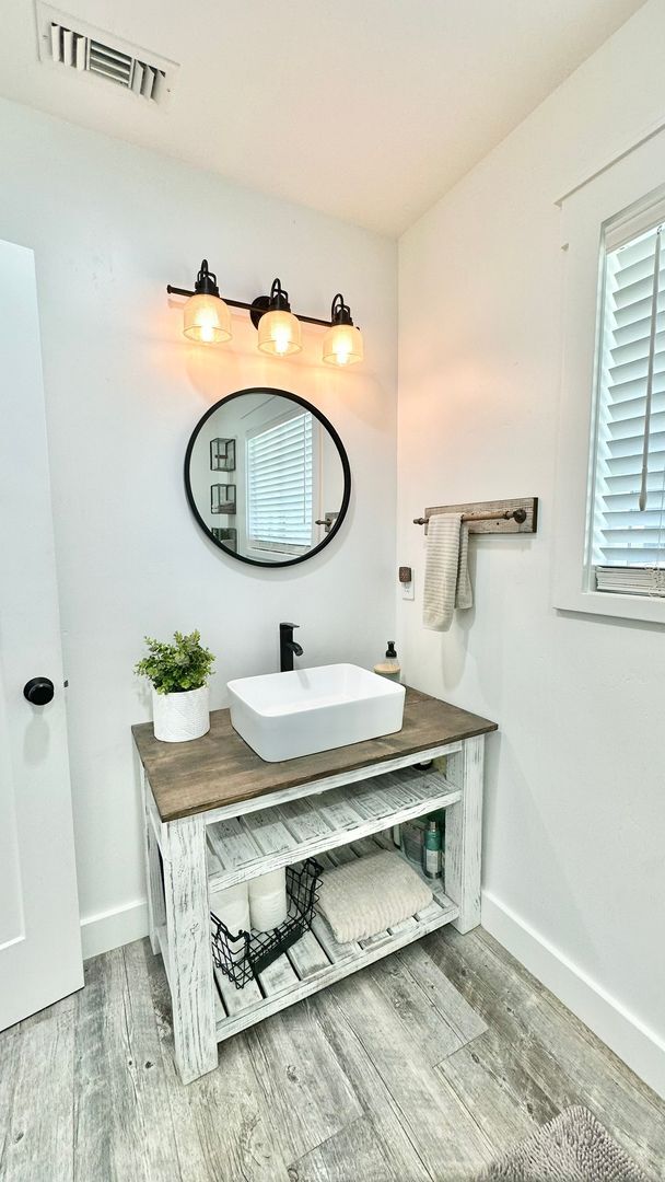 Building Photo - Beautifully Remodeled and Charming Country...