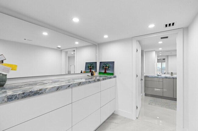 Building Photo - 4301 N Ocean Blvd