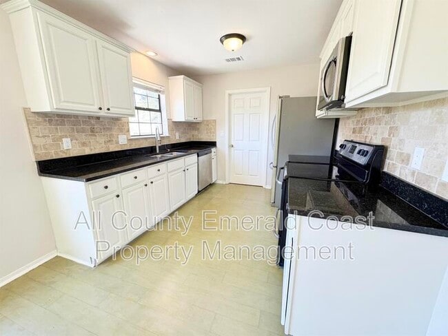 Building Photo - 710 Swan Ln