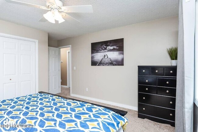 Building Photo - Furnished 3bed/1.5 bath near shopping and more!