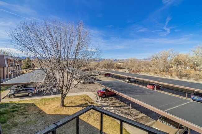 Building Photo - Bright & Spacious 1BD/1BA Top-Floor Unit with Stunning Views!