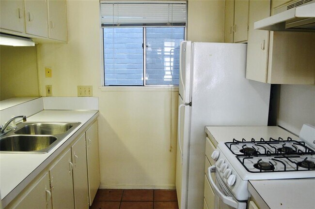 Building Photo - 2610 Salado St