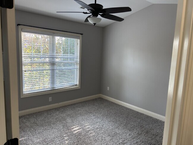 Building Photo - 3 Bedroom, 2 1/2 Bathroom Farmington Charm in Forest, VA! Gym and field house included.