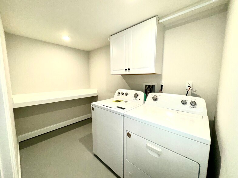 Private Laundry Room - 1517 Curtin St
