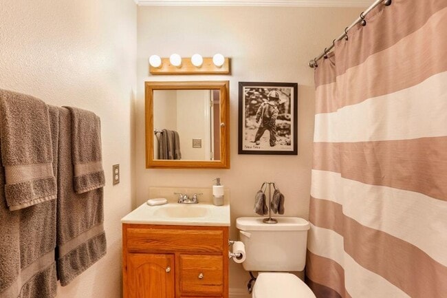 Building Photo - Madison Villa Condo Available July 1st