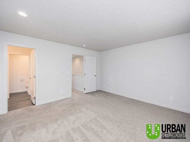 Building Photo - Woodlawn Duplex