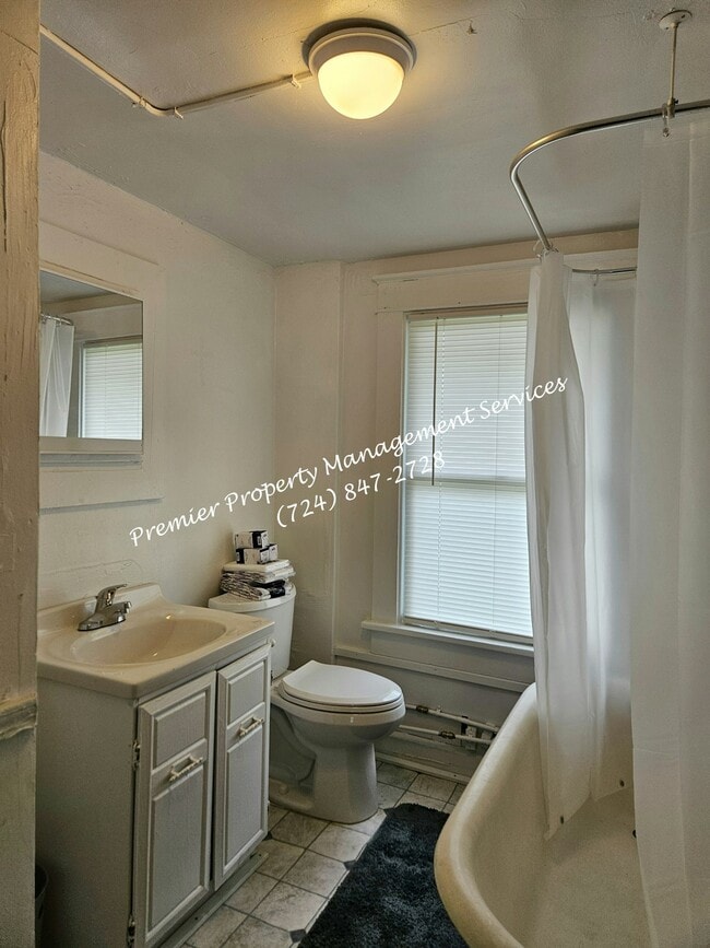 Building Photo - 602 E Long Ave