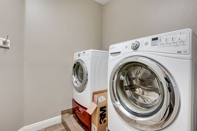 Building Photo - Luxurious 4 bd 3.5 bth Henderson Home in G...
