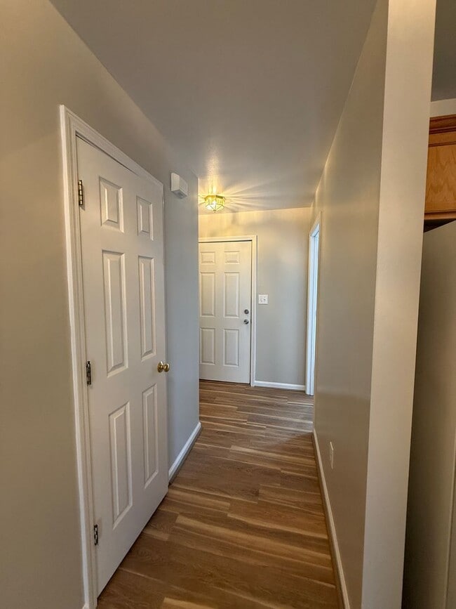 Building Photo - 2 Bedroom 1.5 Bath Townhome in Salem City