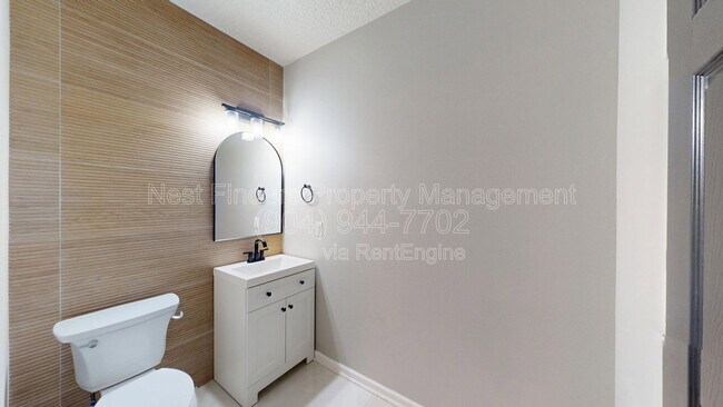 Building Photo - 1063 Collinswood Dr W