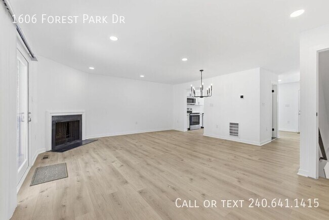 Building Photo - 1606 Forest Park Dr