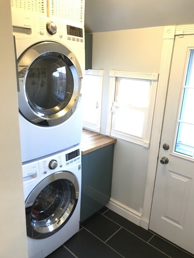 Building Photo - Bright and Cozy 2-Bedroom in Sunnyside wit...