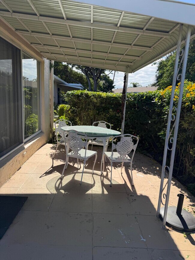 Building Photo - 8588 Bella Vista Dr