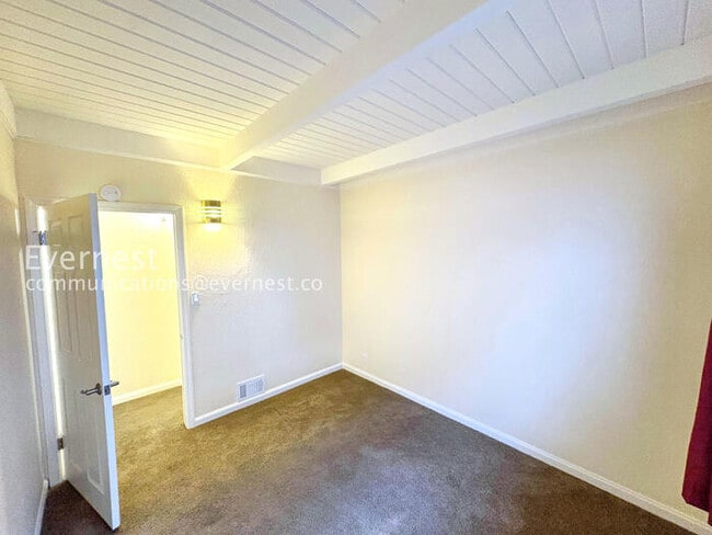 Building Photo - 537 Madison St