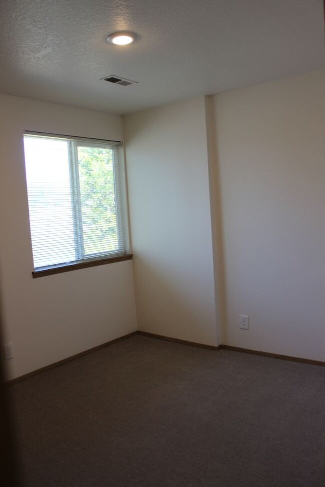 Building Photo - Four bedroom, two bath family home on quie...