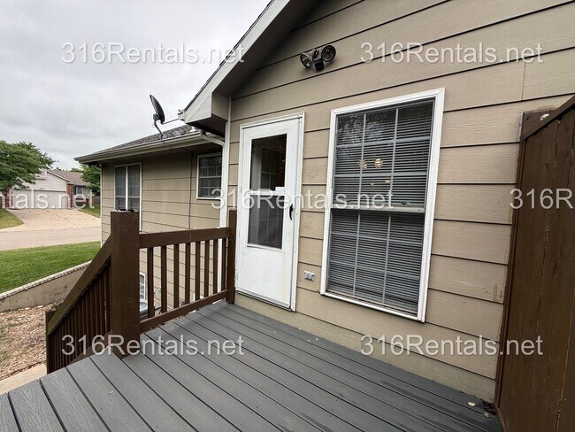 Building Photo - $1,595 - 3 bed 2 bath - Beautiful Remodeled Duplex Home Available Now!