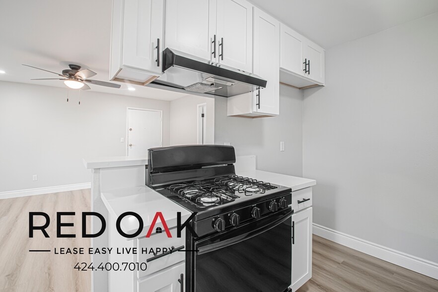 Building Photo - 821 N Wilcox Ave