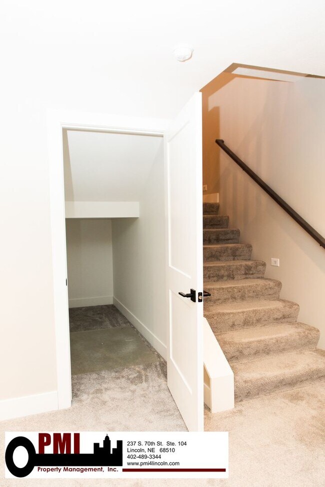 Building Photo - 5 Bedroom and 3 Bathroom House