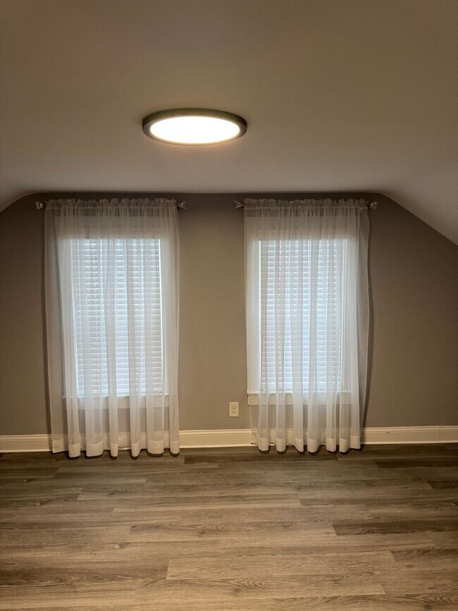 Building Photo - 2nd floor 2 bedroom 1 bath newly remodeled unit