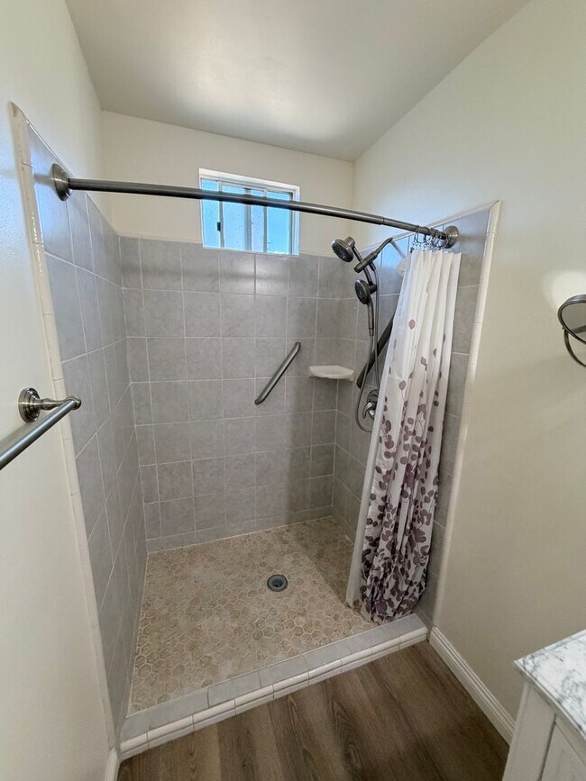 Building Photo - Beautifully Updated 3 Bed, 2 Bath Home in West Vista