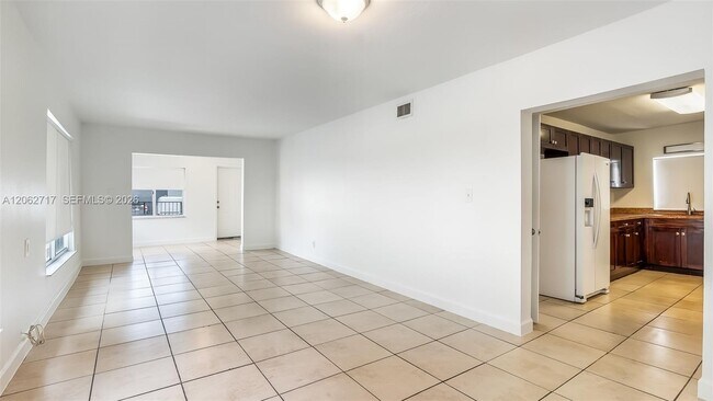 Building Photo - 117 E 10th St
