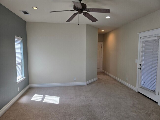 Building Photo - 105 Sterling Oaks Dr