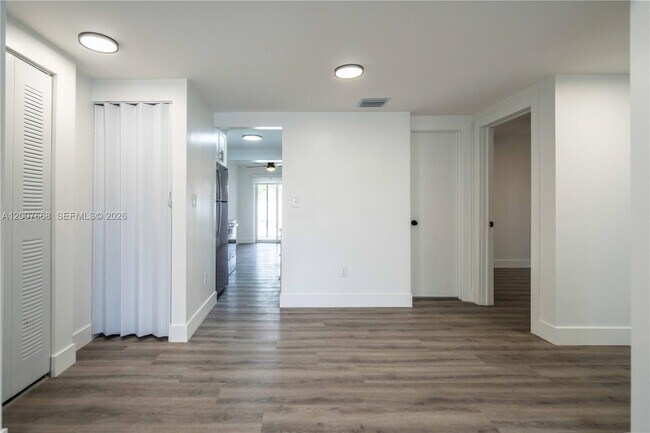 Building Photo - 725 81st St