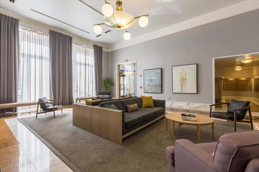 Building Photo - 330 River St