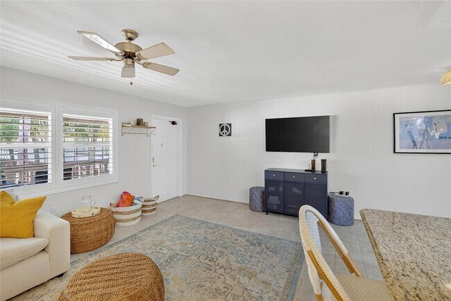 Building Photo - 650 Pinellas Point Dr S