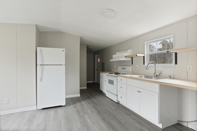 Building Photo - 23481 Redwood Dr