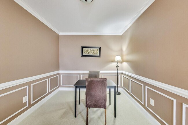 Building Photo - Beautiful two bedroom, two bathroom unit l...